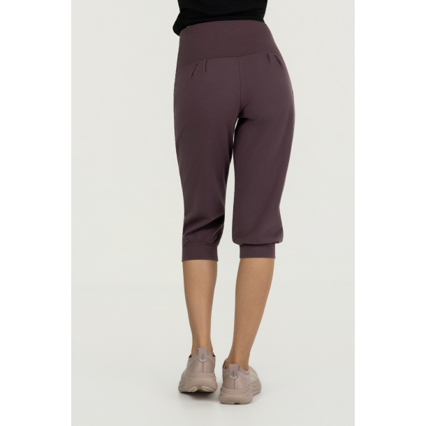 Sukha Yoga Capri - Berry