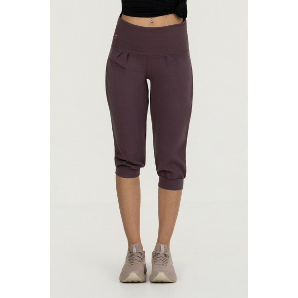Sukha Yoga Capri - Berry