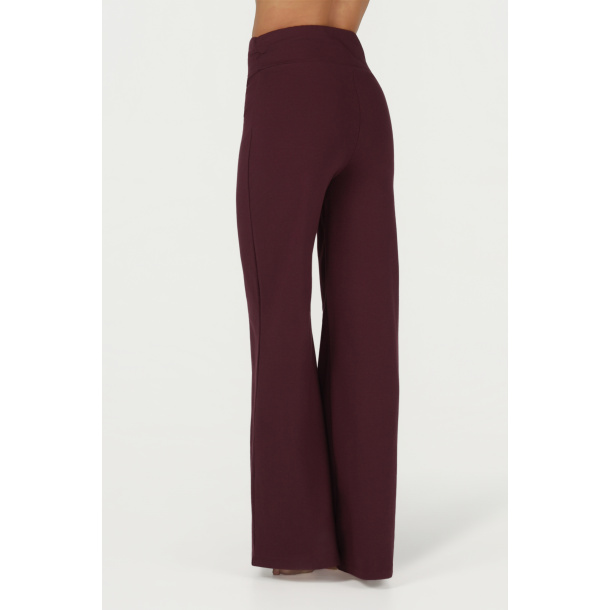 Maeve Yogabukse - Fig