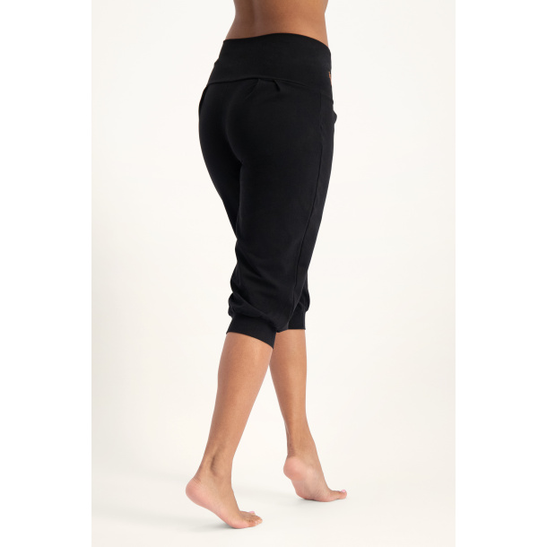 Sukha Yoga Capri - Onyx Black 